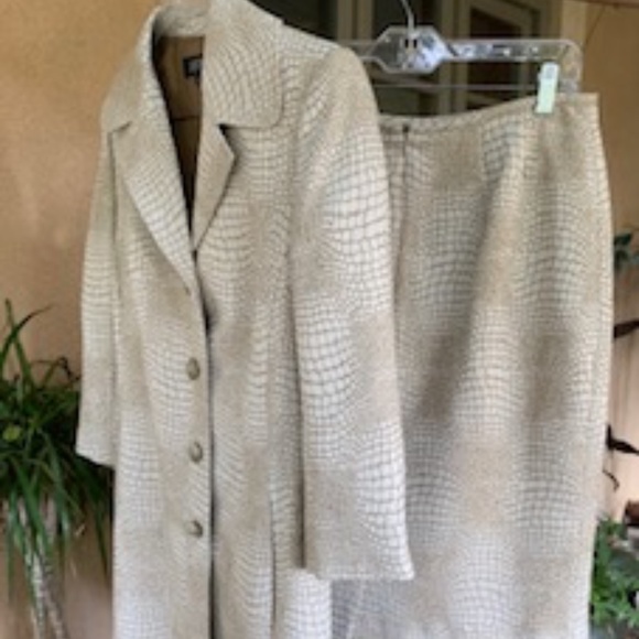 Kasper 2 Piece Suit, Croc Cream Print, Size 8, Tags On!